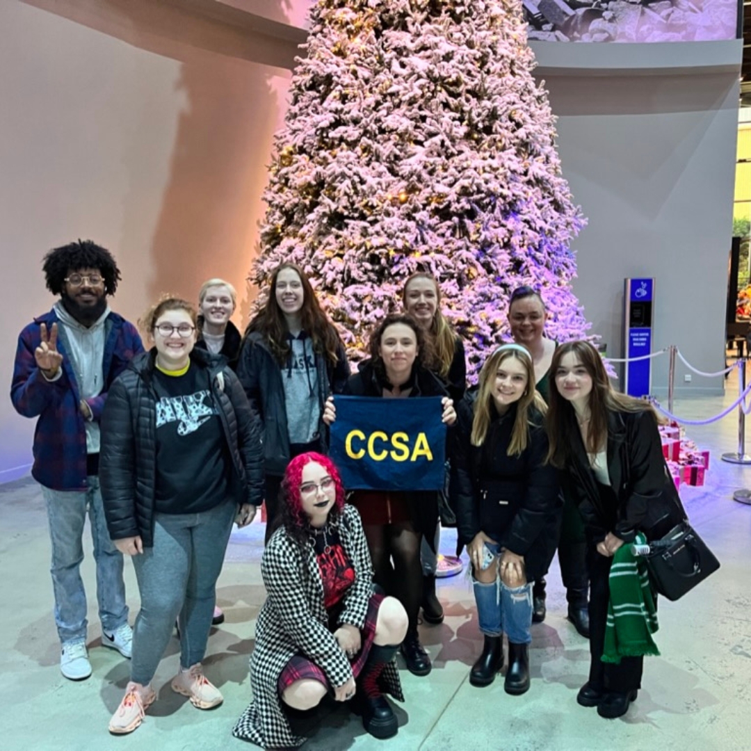 Group photo of students from December 2022 London trip.